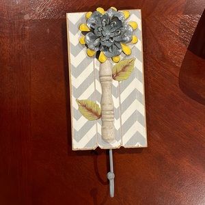 🍍3/$15🍍 12 x 5 chevron flower wall hook